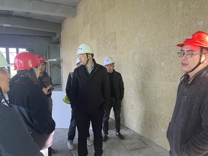 兴华生态公司副总经理郑颿检查桂林小学项目推进情况